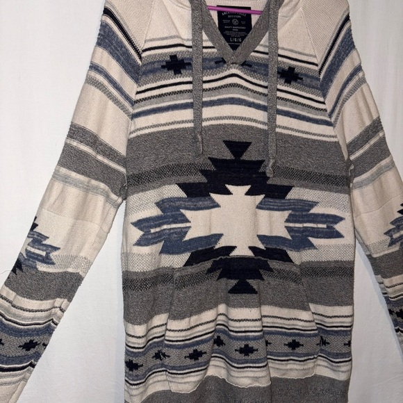 American Eagle Aztec Patterned Gray and Cream Women's Sweater - Picture 2 of 4